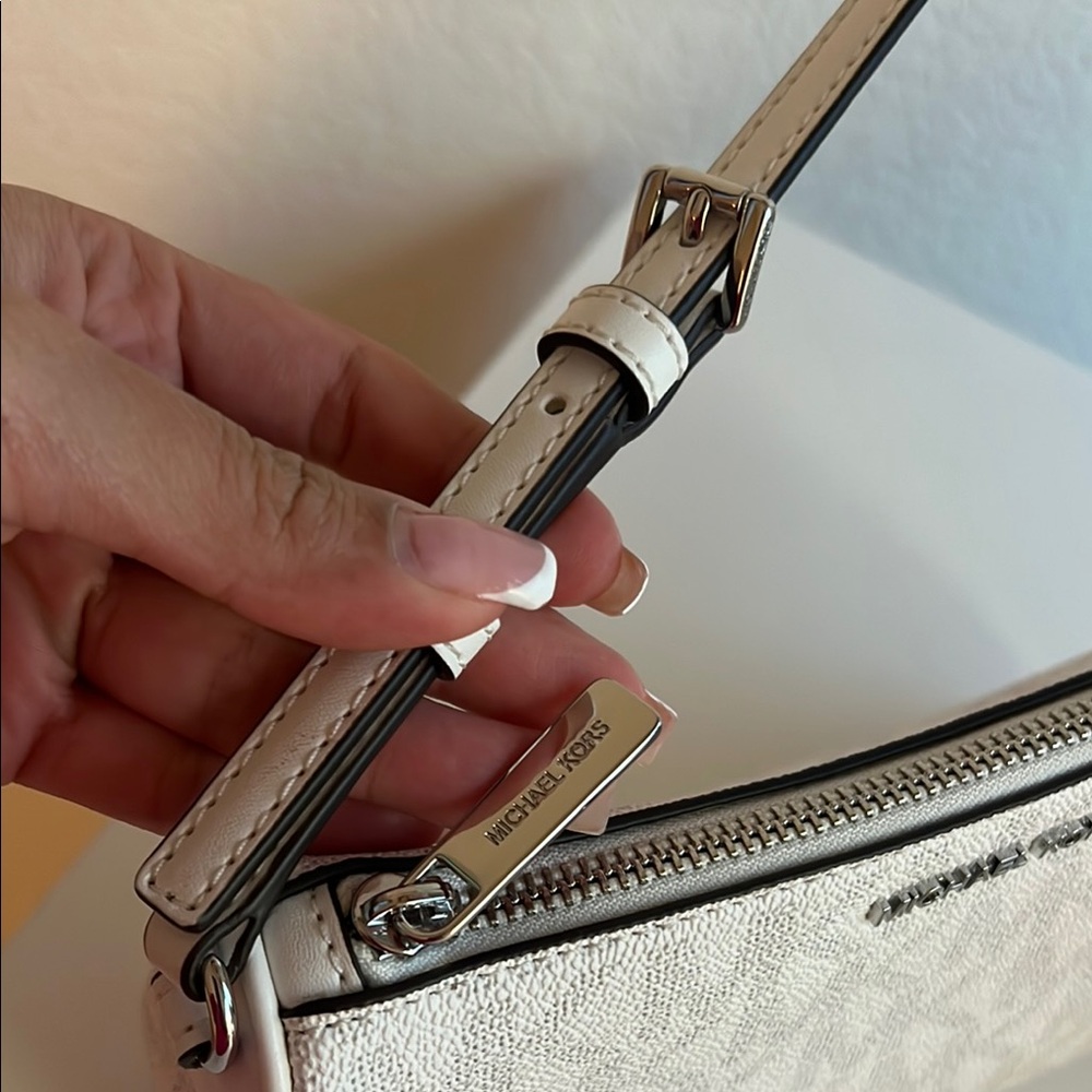 Michael Kors White Shoulder Bag - Picture 4 of 6